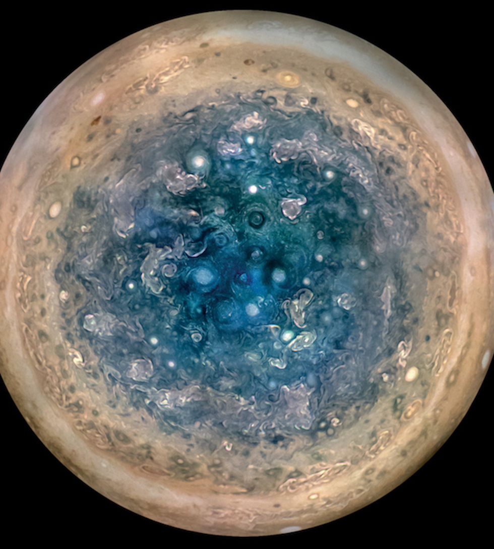 La fotografia è stata realizzata mettendo insieme varie immagini e mostra il polo sud di Giove visto da circa 52mila chilometri di distanza: come il polo nord di Giove, il polo sud è coperto da tempeste grandi come la Terra. Nella fotografia appaiono come tanti vortici azzurri, che ricordano un po’ la pittura di Vincent van Gogh. Juno ha raccolto una serie di dati su queste tempeste, che sono stati analizzati dagli scienziati della NASA e descritti in un articolo pubblicato su Science.

(NASA/JPL-Caltech/SwRI/MSSS/Betsy Asher Hall/Gervasio Robles)