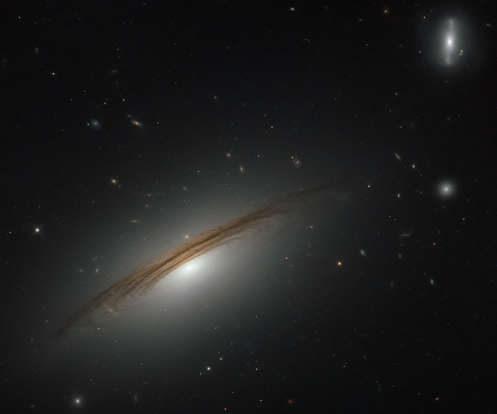 La galassia UGC 12591 a 400 milioni di anni luce da noi nella regione più occidentale del superammasso di Perse-Pesci, una delle aree più dense di galassie dell’Universo osservabile. La galassia è estremamente massiccia, con una massa stimata pari a quattro volte quella della Via Lattea, la nostra galassia. Si stima che l’intera galassia giri su se stessa a una velocità di 1,8 milioni di chilometri orari. 

(ESA/Hubble/NASA)