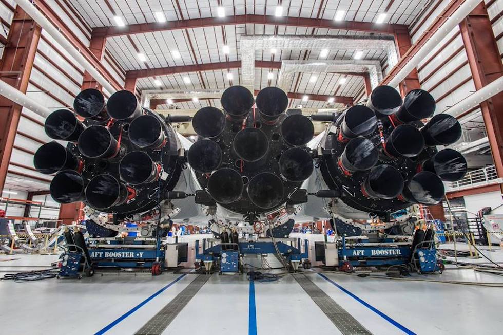 I 27 motori del Falcon Heavy, uno dei più potenti razzi spaziali mai costruiti nella storia, progettato per portare carichi di oltre 70 tonnellate in orbita e in futuro per missioni spaziali oltre l’orbita terrestre. SpaceX è in sensibile ritardo rispetto ai progetti iniziali di sviluppo del nuovo razzo, che sarà sperimentato a partire dal prossimo gennaio.

(Elon Musk / SpaceX)